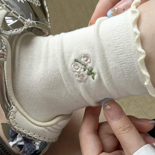 Amnesia cat 여성용 레이스 양말 봄여름용 플로럴 자수 중목양말 무압박 흰색 면양말 학생용 패션 양말 4족 세트