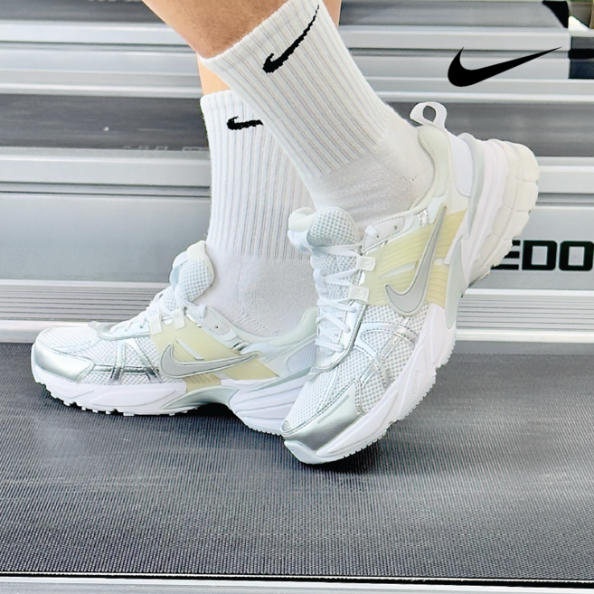 [국내매장판] 나이키 v2k 런 메탈릭 실버 운동화 런닝화 + 투에잇닷 양말 증정