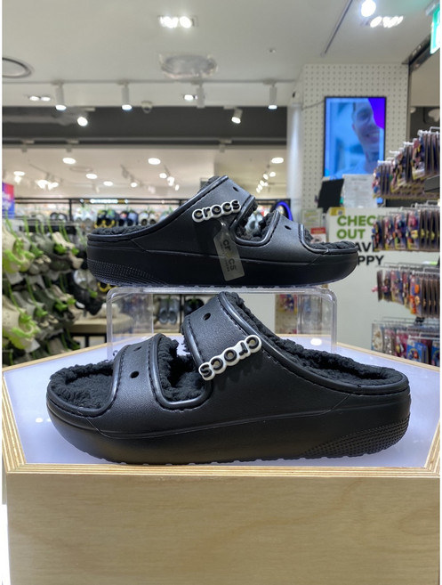 크록스 남여공용 클래식 코지 샌들 블랙 207446-060