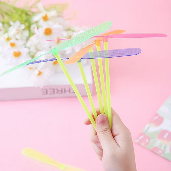 兒童玩具 懷舊玩具 幼稚園獎品 小玩具 戶外玩具 飛行玩具 風箏玩具 運動玩具, 1個, 竹蜻蜓（顏色隨機）