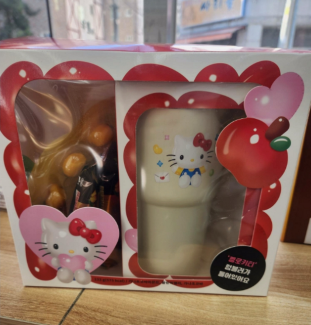 [한정판매] 세븐일레븐 헬로키티 손잡이 빨대 텀블러 세트 과자 포함 발렌타인데이 화이트데이 여친 선물, 1개, 500ml, 화이트