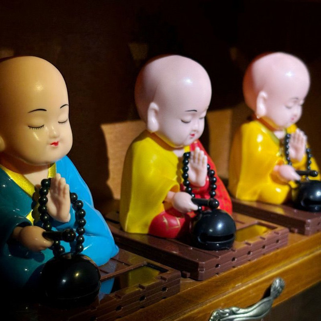 太陽能自動敲木魚小沙彌擺飾, 太陽光能擺件自動點頭敲木魚三色小和尚