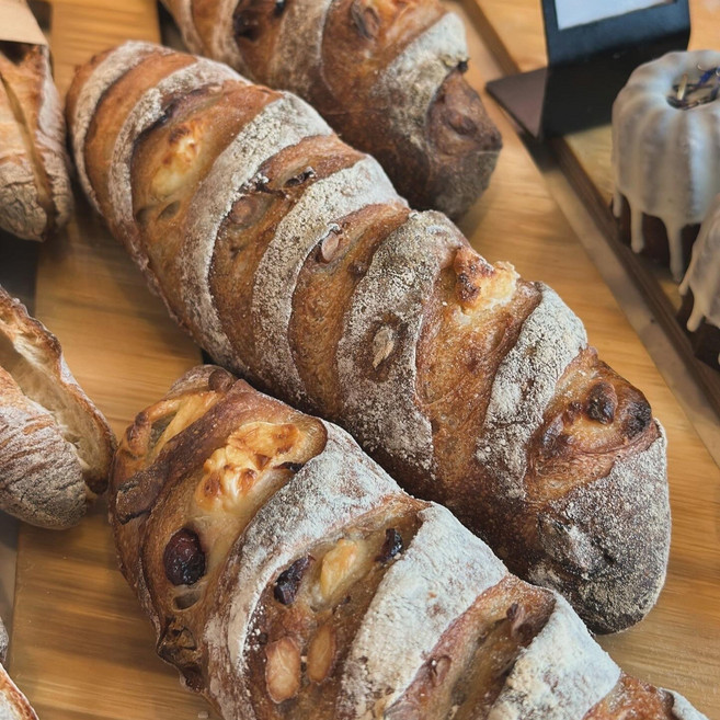 호두크림치즈바게트 크림치즈 건강바게트 다이어트빵 건강빵 아침식사대용 사워도우 바게트빵