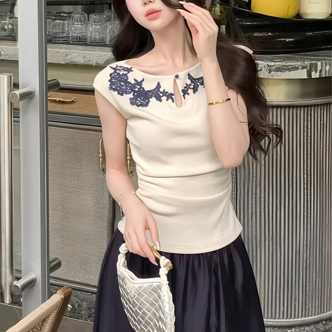 Makone 여성 라운드넥 펀칭 민소매 자수 티셔츠 허리조임 엘레강스 슬림핏 티 데일리룩