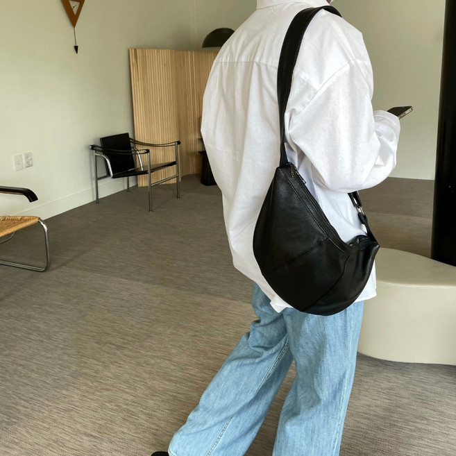 르위 남녀공용 크로스백 캐주얼 메신저백 가죽가방 반달 숄더백