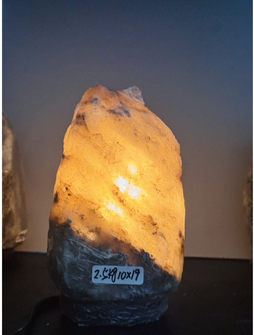 藍鹽燈 2.4kg 深層礦石 夾晶化能量 獨特潑墨山水紋理 金黃暖光 招財擺飾 附陶瓷燈頭可調光電線, 搭配陶瓷燈頭加粗可調光保險絲電線