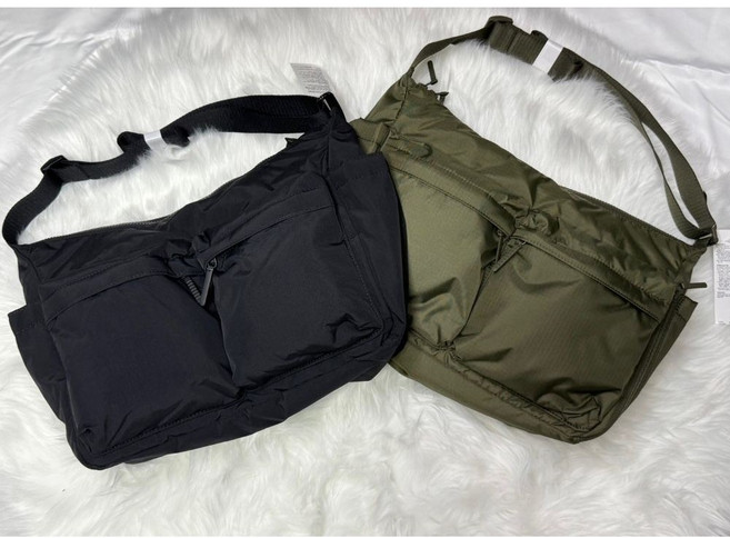 유니클로 가벼운 캐주얼 멀티 포켓 크로스백 숄더백