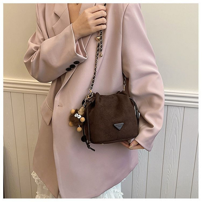MICHELLE BAGS 時尚鏈條斜挎水桶包, 咖色, 無掛件