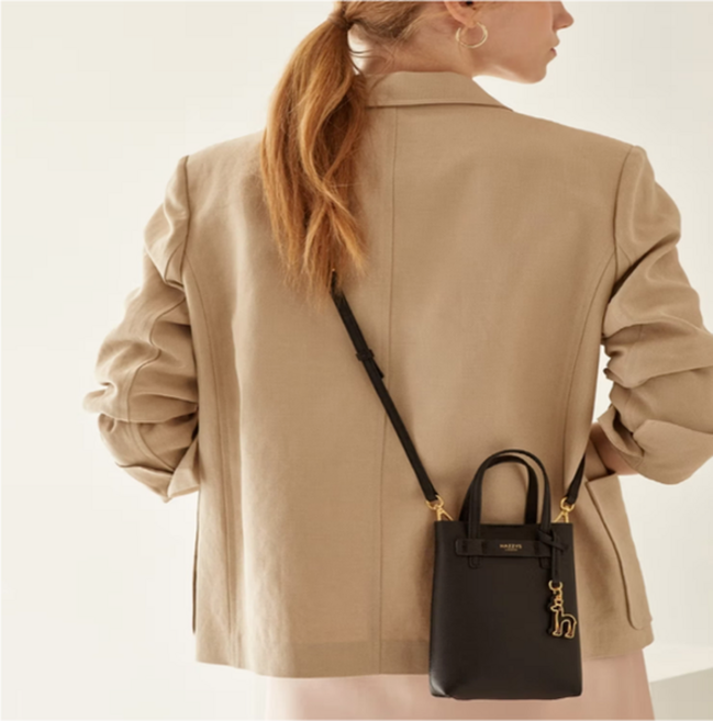 [헤지스] 블랙 단색 소가죽 미니크로스백 HIWA6E410BK