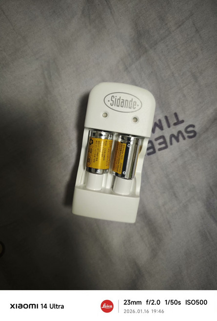 CR2 充電電池，附數據線，全新未使用, 1個, 如圖所示