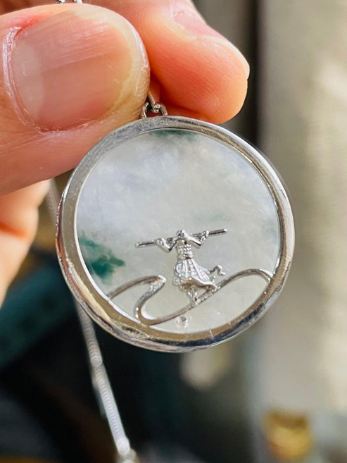 圓形冰飄花大聖歸來翡翠玉墜，猴子造型設計，雙面配戴，重銀滿框包覆，直徑25.2mm