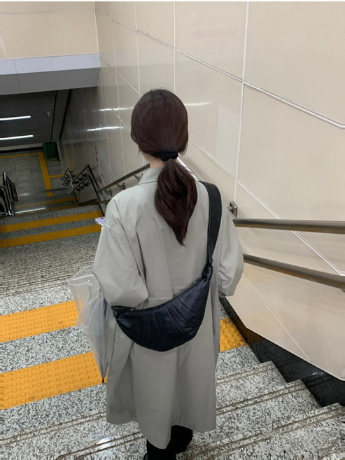 크루아상 가방 양가죽 크로와상백 데일리 반달크로스백 여행가방 일상