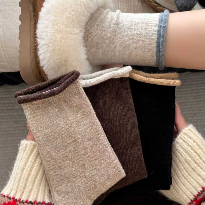 Banjiwu 여성용 울 배색 겨울 양말 4족 세트 롤업 시보리 디자인에 도톰한 보온감으로 따뜻하고 편안한 착용감 중장목 기장의 수면용으로도 좋은 데일리 양말