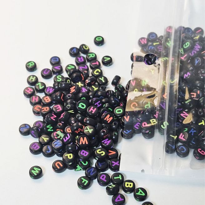 리빙릿 DIY 알파벳 이니셜 비즈 1000개 세트 라운드형 공예재료, 1세트, 블랙컬러