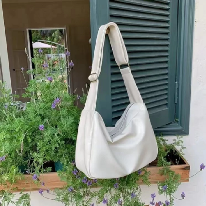 簡約風柔軟肩背包