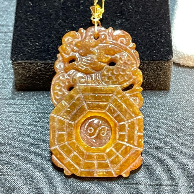 天然黃翡八卦龍牌墜子, 1個
