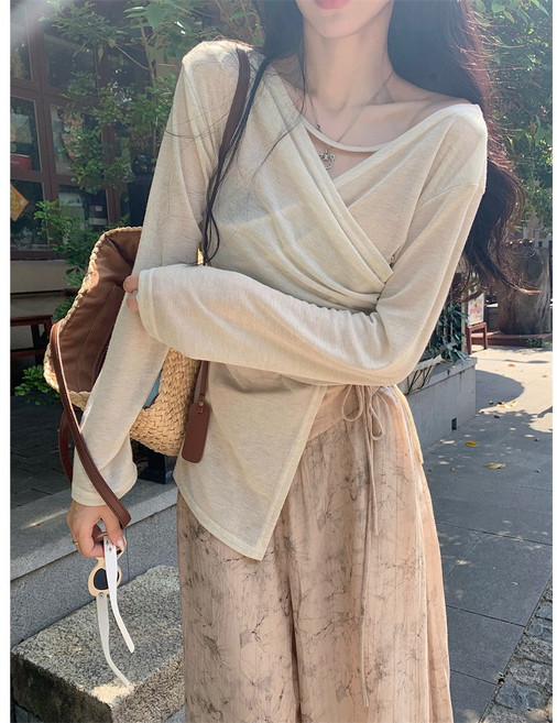 [줄리엔느] 브이넥 셔링 언발 긴팔 티셔츠