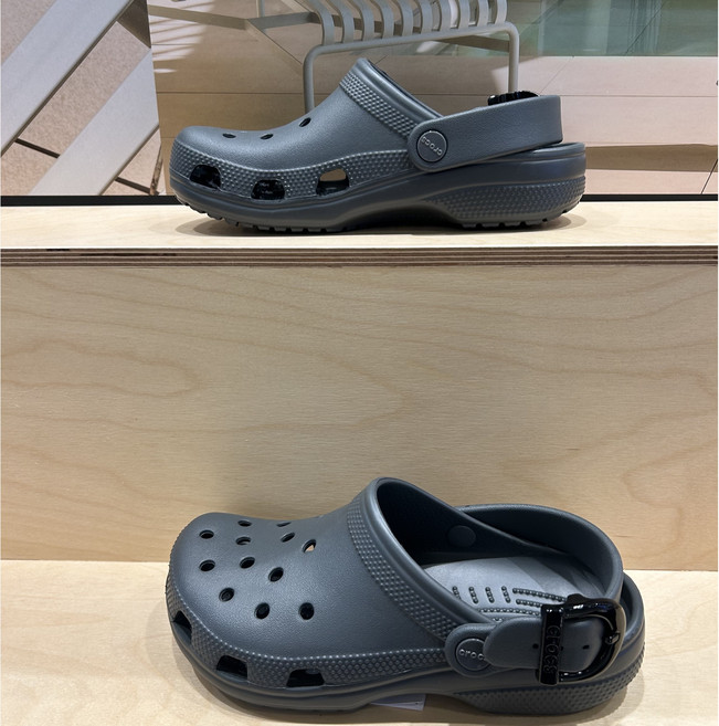 크록스 NC야탑점 성인용 클래식 에나멜 버클 클로그 차콜 213347-0YK