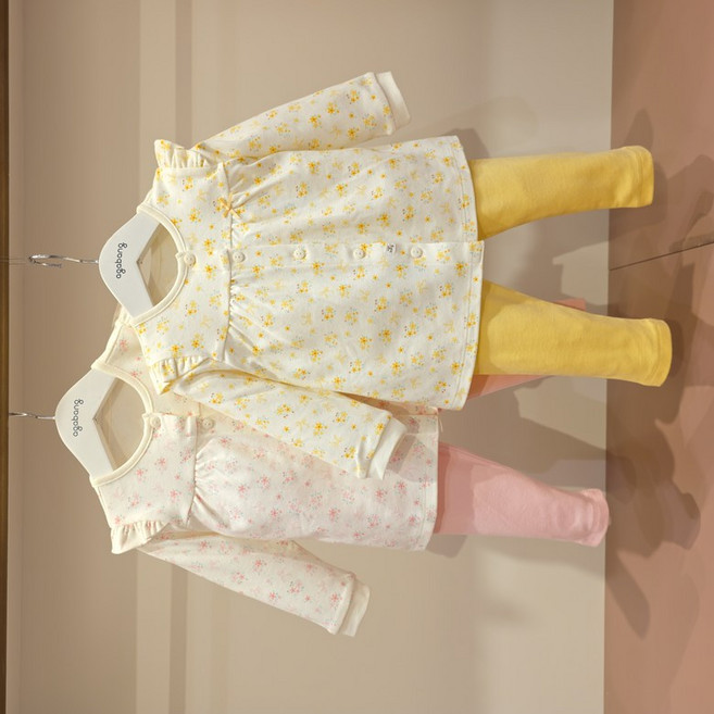 [아가방]강남점*화사한 플로럴 패턴 실내복/ 상의는 부드러운 40수 양면 소재/ 하의는 후라이스 스판으로 편안한 착용감/안심무형광 면100%