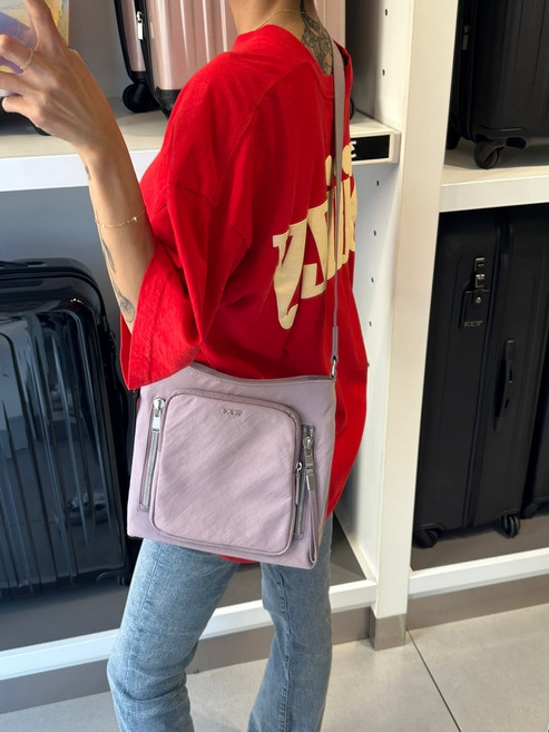 투미 25FW 여성 타일러 크로스백 라벤더