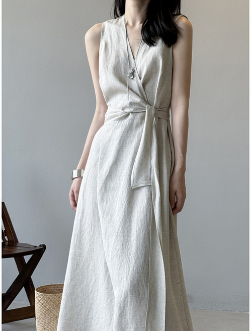 여성 여름 텐셀 리넨 슬리브리스 드레스 브이넥 민소매 원피스 시원한 착용감의 데일리룩 비치웨어 모던한 디자인의 롱 스타일