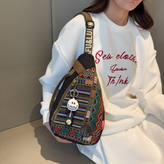 新款潮民族風刺繡牛仔布斜挎包胸包