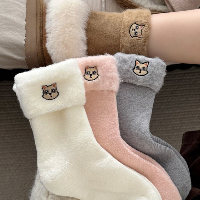 Banjiwu 여성용 중목 양말 안감 기모로 따뜻하고 편안한 착용감에 롤업 시보리 디자인과 고양이 자수 포인트 집에서 신기 좋은 수면 양말 4족 세트