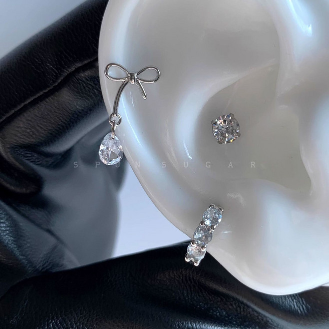 兩只耳骨釘 和 一只耳圈