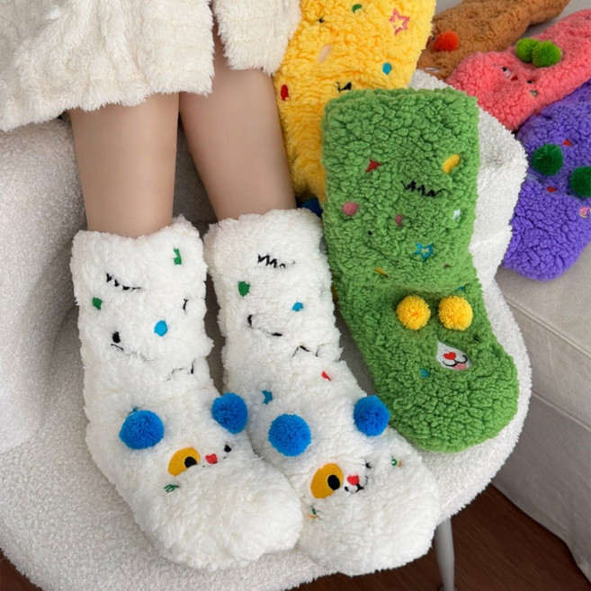 Banjiwu 여성용 양털 보아 수면 양말 미끄럼 방지 설계로 안전하고 도톰한 보온감 캔디 컬러 감성의 겨울용 수면 양말 1족 세트
