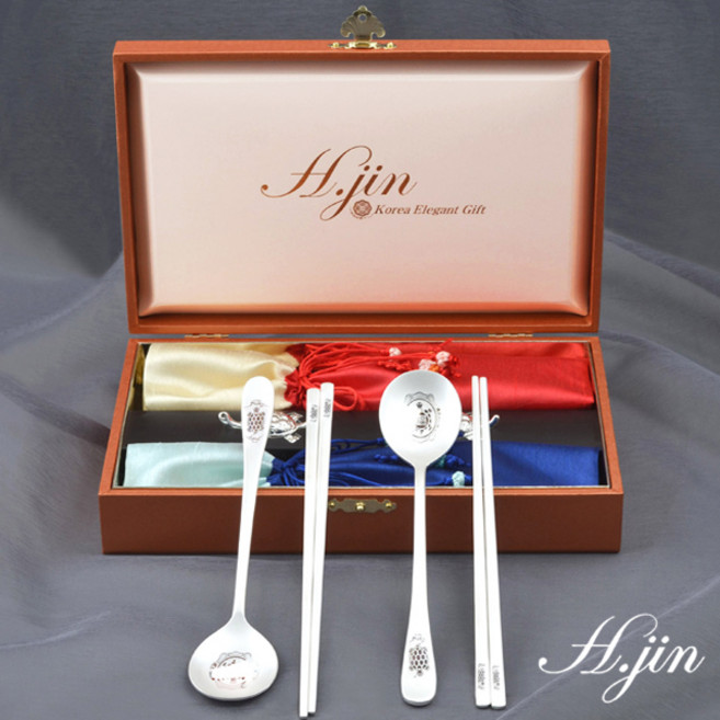 [도도예] H.jin NEW 뉴 비단 거북 복 은수저 선물 세트 (국산) 숟가락 2인용 + 젓가락 2p + 실버 거북이 수저 받침 2p + 주머니 2p + 케이스, 은수저 2p + 받침 2p + 주머니 2p + 케이스, 1개
