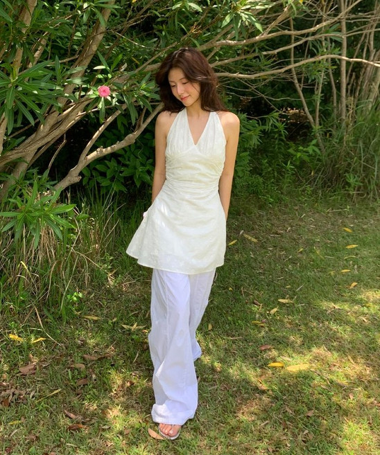 LETTER FROM MOON 벨라 레이스 펀칭 홀터넥 원피스 ( 화이트 )
