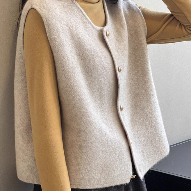 베르슈어 브이넥 골드 버튼니트 조끼 베스트