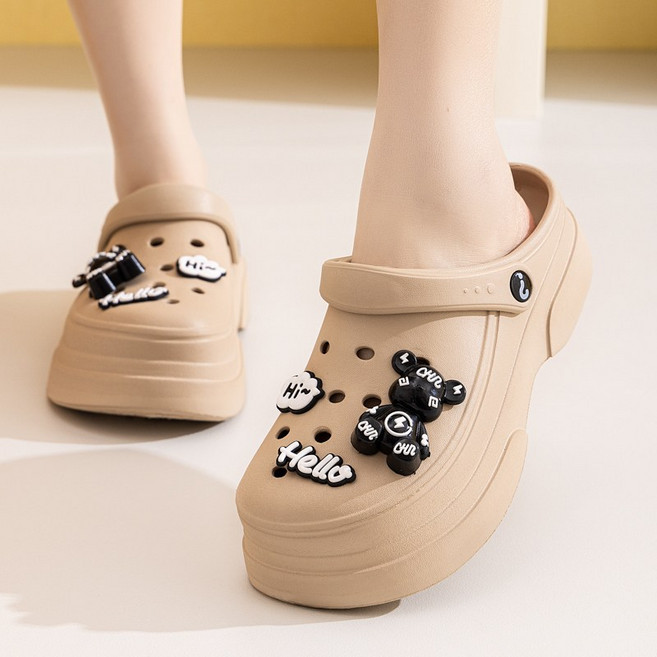 여성 샌들 귀여운 카툰 곰돌이 장식 여름 패션 캐주얼 슬리퍼 아웃도어 샌들 실내 슬리퍼 높이 증가 미끄럼 방지 휴가 산책 해변에 적합