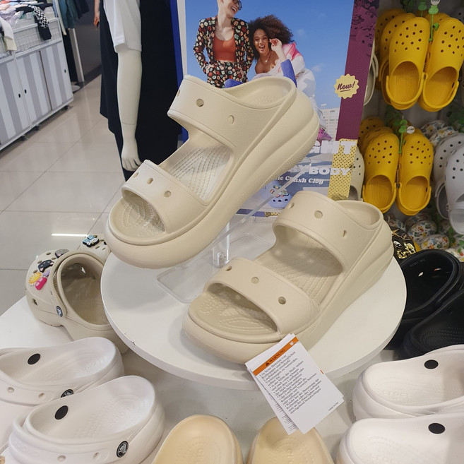 크록스 NC야탑점 여성용 클래식 크러쉬 샌들 베이지 207670