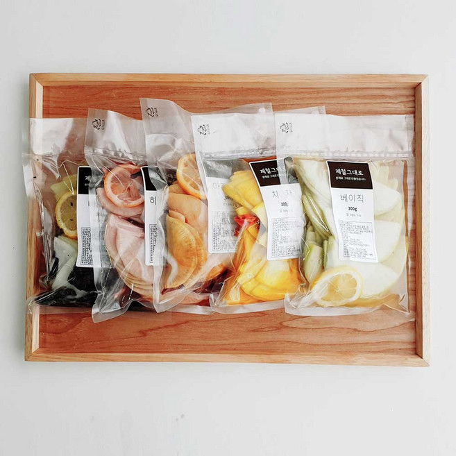 저염 무색소 반달 수제단무지 NO 합성첨가물 치자 바질 매운고추 비정제원당 국산 식재료, 300g, 1개, 베이직반달수제단무지