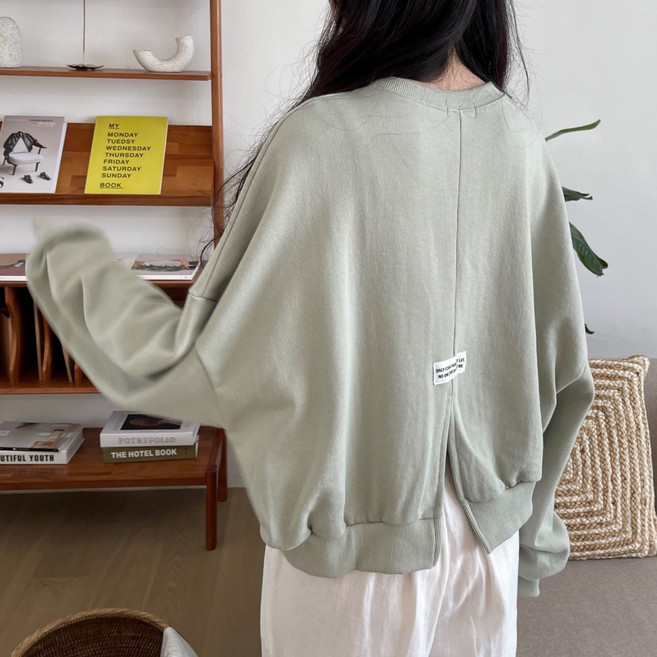[제이앤로제/단독진행] 조이 뒷 트임 맨투맨 (봄 가을 루즈핏 오버핏 박시 세미 반 크롭 숏 라운드 넥 뒤 슬릿 라벨 패치 언발 란스 언밸런스 티 셔츠 빅사이즈)