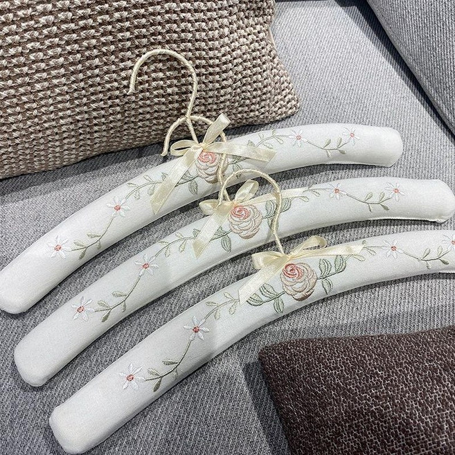 유럽풍 패브릭 옷걸이 예쁜 앤틱 크림 플라워 논슬립 리본 가정용, 1개, 오프화이트 로즈 러브