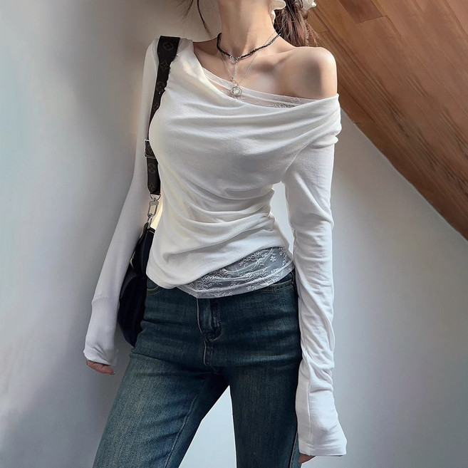 더그랜 여성 레이스 배색 언밸런스 오프숄더 긴팔 티셔츠 슬림핏 데일리룩