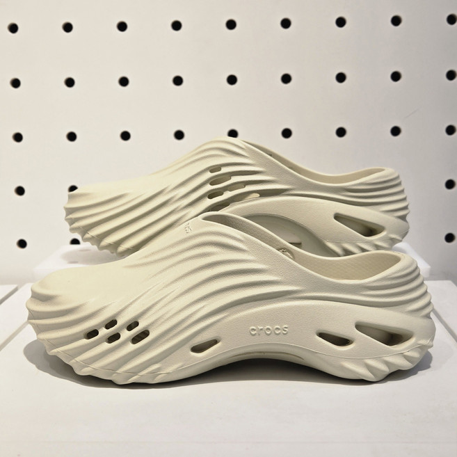 크록스 정품 남녀공용 에코 웨이브 클로그 210521 (본 베이지 색상) 푹신한 쿠션감과 매력적인 디자인이 포인트! 편안하고 가벼워요