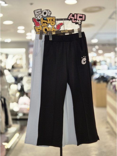 신디키즈 동아쇼핑점 여아"꾸안꾸@2026년~봄신상@편한스타일 데일리룩 캐주얼룩@말랑 부츠컷 팬츠 편한 밴딩 바지@초등 여아 아동 바지 팬츠@