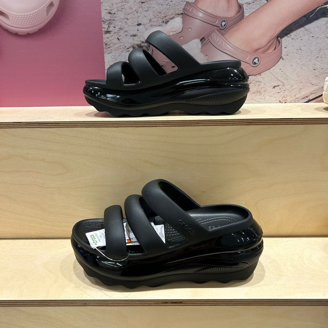 크록스 NC야탑점 여성용 클래식 메가 크러쉬 트리플 샌들 블랙 209842-001