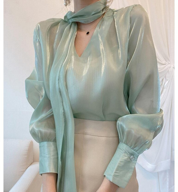 펄 새틴 시스루 브이넥 리본 블라우스 2컬러