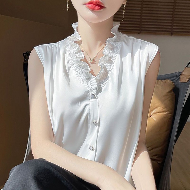 ROYALBELLE 여성 민소매 프릴 블라우스 셔링 브이넥 버튼 포인트 이너 민소매 셔츠 U0051604