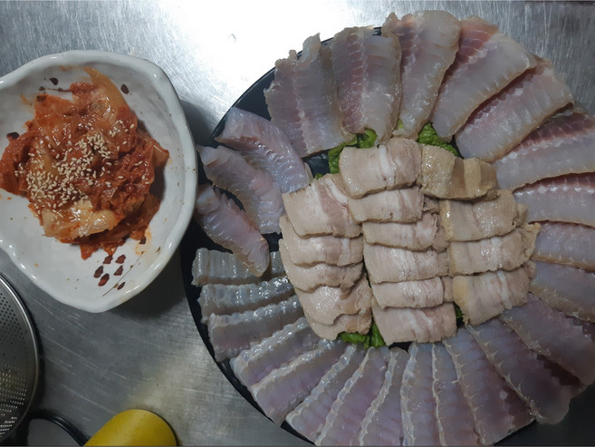 삭힌 홍어 흑산도 대청도 나주 영산포 국내산 목포 홍어 껍질 묵 날개살 홍어 애 무침, 중간 삭힘, 500G 2-3인용, 1개