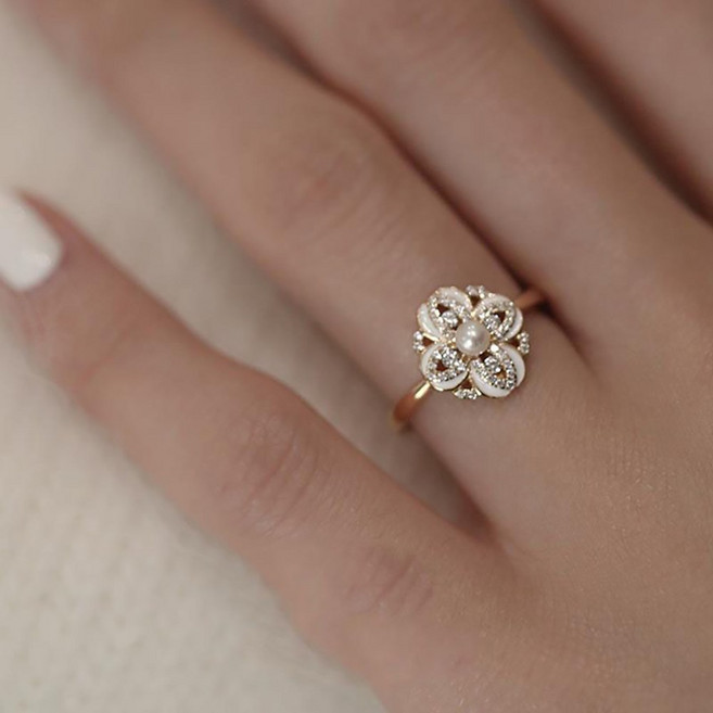 ROYALBELLE 여성 진주 플라워 반지 큐빅 세팅 금색 데일리 우아한 패션 반지 E0080403