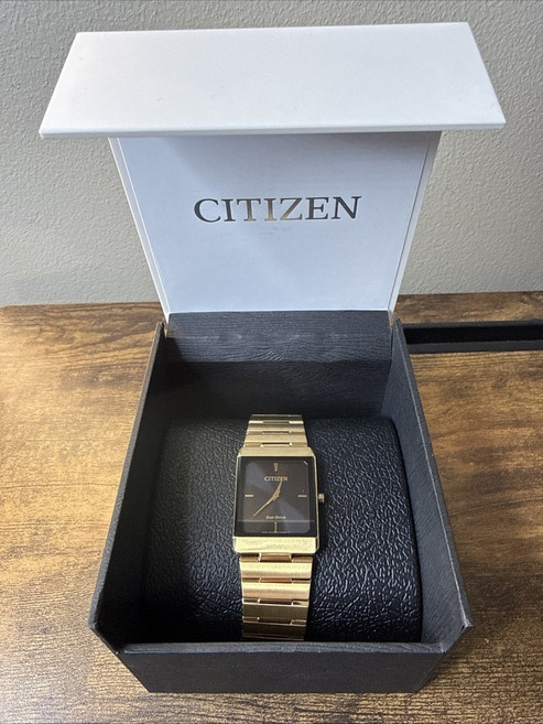 [Citizen] 시티즌 남성 시계 AR3102-51E 에코 드라이브 스틸레토 탱크 골드 톤 28미리 블랙색 다이얼