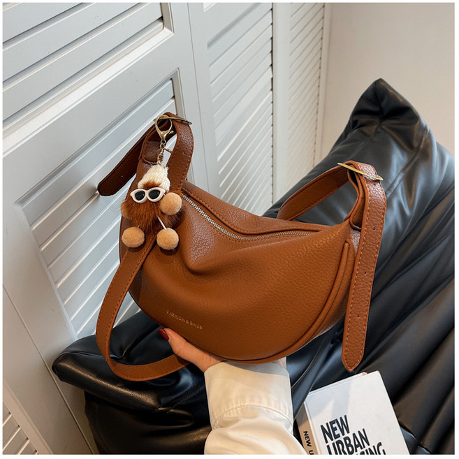 [에이엘 컴퍼니]데일리 경량 슬링백 힙색 반달 크로스백 심플 레더 반달 숄더백