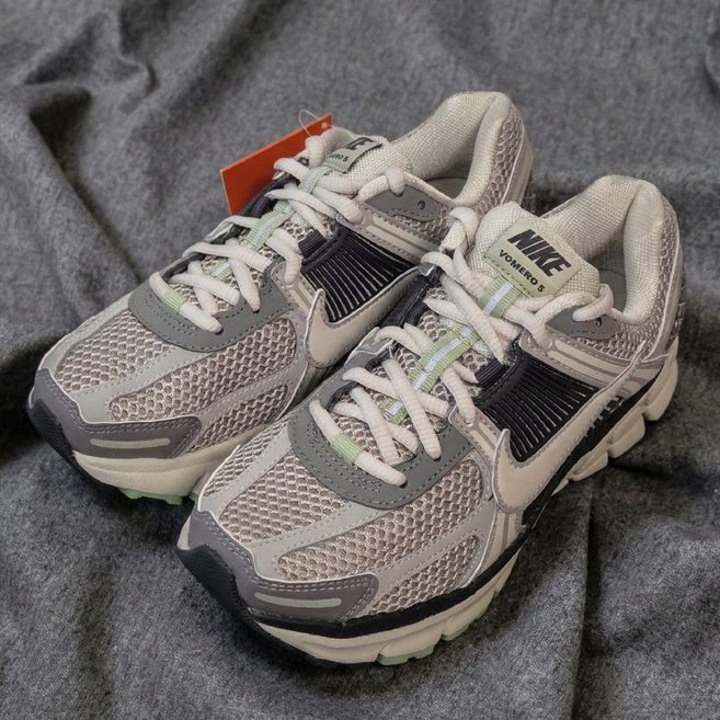 [국내배송/정품] 나이키 줌보메로5 발편한 여성 런닝화 FB8825-001