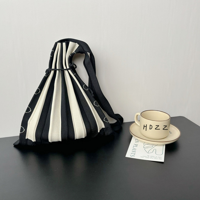 플리츠 투톤 니트 숄더백