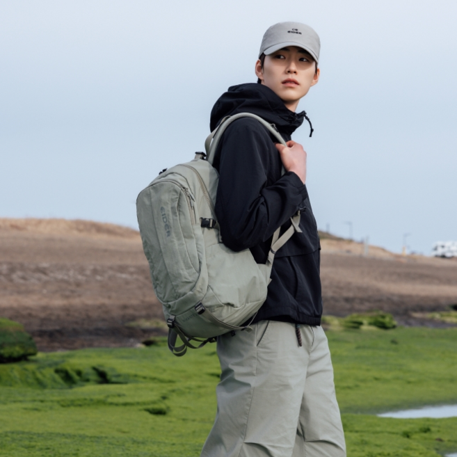 아이더 이월상품 공용 28리터 립스탑 타슬란 소재 노트북 태블릿 별도 수납 내장형 레인커버 등산 캐쥬얼 스포츠 여행 백팩 DUA25B47 엔캉테 28 K5